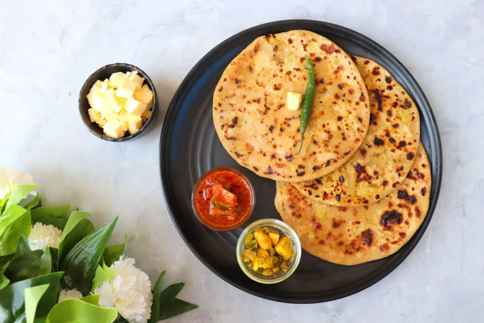 A plate of food with some kind of bread